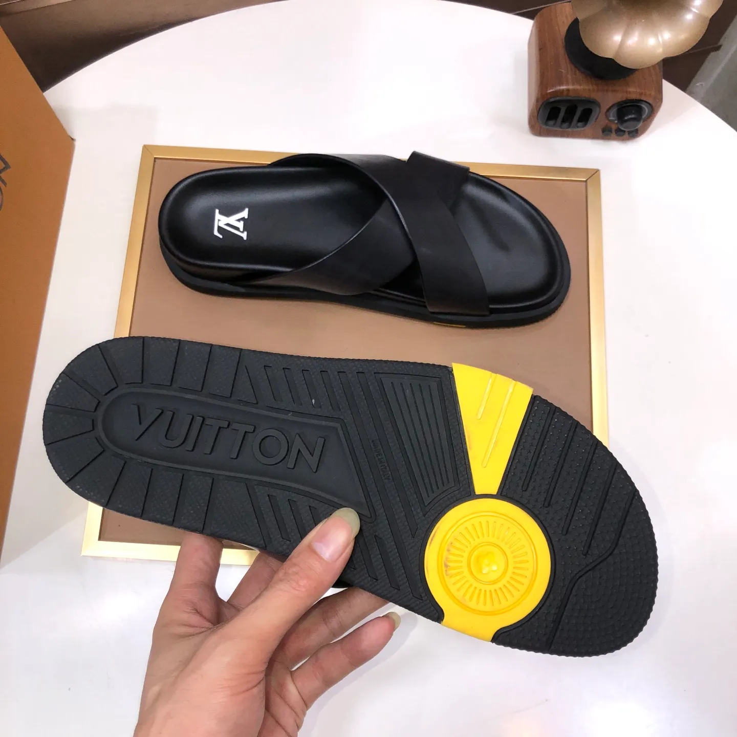 Men's shoes 💰400💰 [Louis Vuitton LV slippers] (high-end cowhide) counter 1:1 fashion style, a must-have for summer! The designer used LV’s iconic outsole. The original simple slippers instantly become fashionable! The upper is made of flexible special cowhide leather straps alternately, and the workmanship is exquisite! A must-have for stylish men in summer, size 38-45 (45 customized)